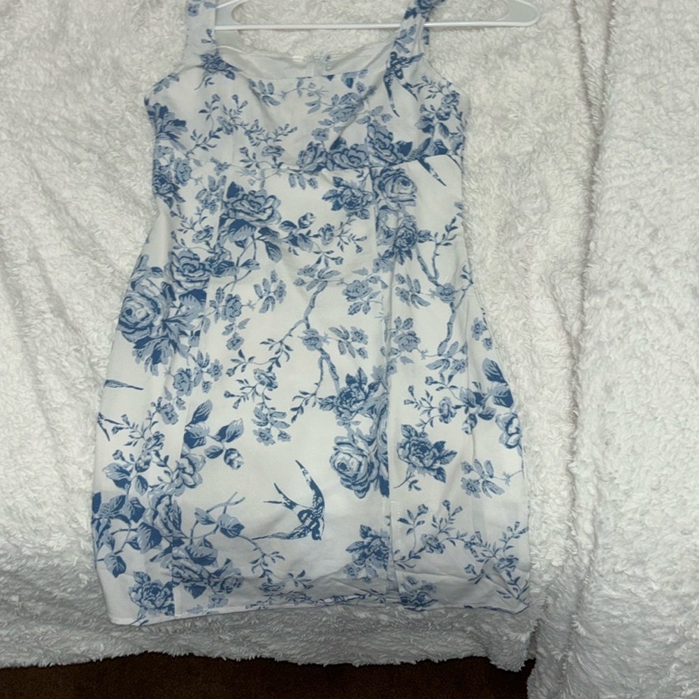 Cute dress for homecoming or nice events.